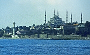 Blick vom Bosporus auf die Sultanahmet Moschee : Moschee, Leuchtturm, Minarette